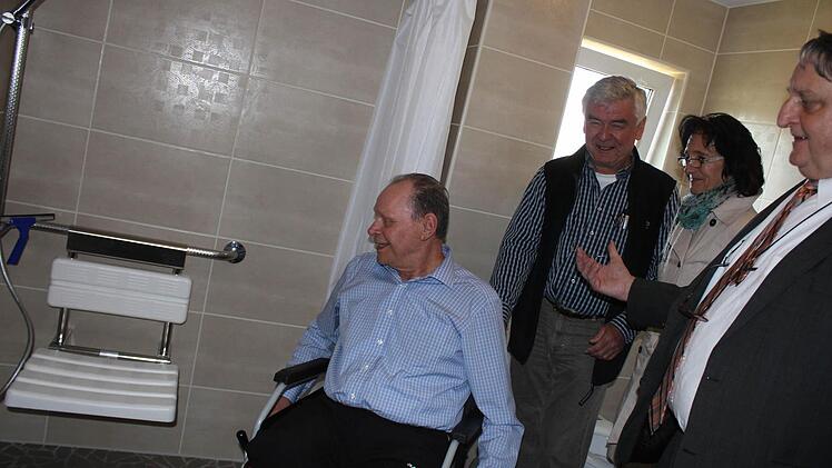 Gottfried Watzer und Wohnberater Christoph Volkmar zeigen Anna Maria Preller und Landrat Eberhard Irlinger das umgebaute Bad.   Foto: Maria Leicht