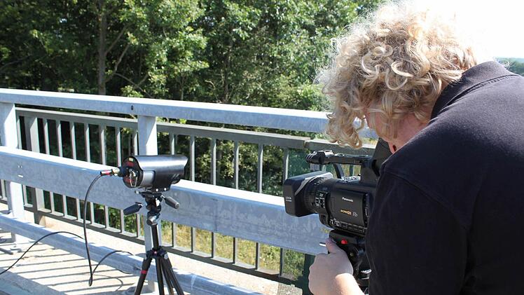 Ein Medienvertreter setzt die neue Messtechnik in Szene.