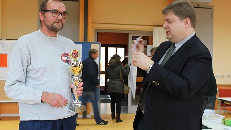 Als Schiedsrichter Ingo Thorn (rechts) dem Michelauer Klaus Beier den Pokal für den dritten Platz überreicht, scheint diesem etwas durch den Kopf zu gehen. Vielleicht, dass er in seiner Entscheidungspartie zu friedfertig war? Foto: Markus Häggberg