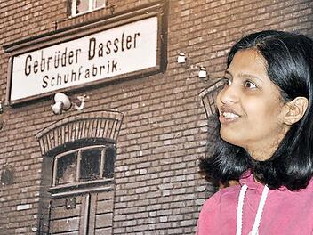 Gillian Gonsalves beim Interview durch die Realschüler im Stadtmuseum  Foto: Max Kaltenhäuser