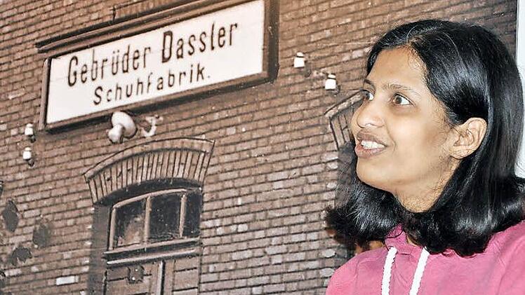 Gillian Gonsalves beim Interview durch die Realschüler im Stadtmuseum  Foto: Max Kaltenhäuser