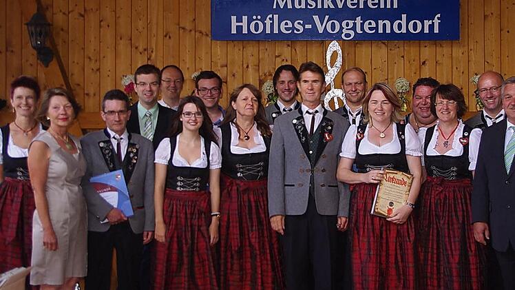 Der Musikverein Höfles-Vogtendorf und der NBMB-Kreisverband Kronach zeichneten langjährige Aktive aus. Das Bild zeigt die Geehrten mit Verantwortlichen des Musikvereins, des NBMB-Kreisverbands sowie weitere Ehrengäste.