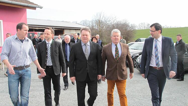 Landwirtschaftsminister Helmut Brunner besichtigt den Betrieb von Norbert Erhardt in Moschenbach. Foto: Jürgen Gärtner