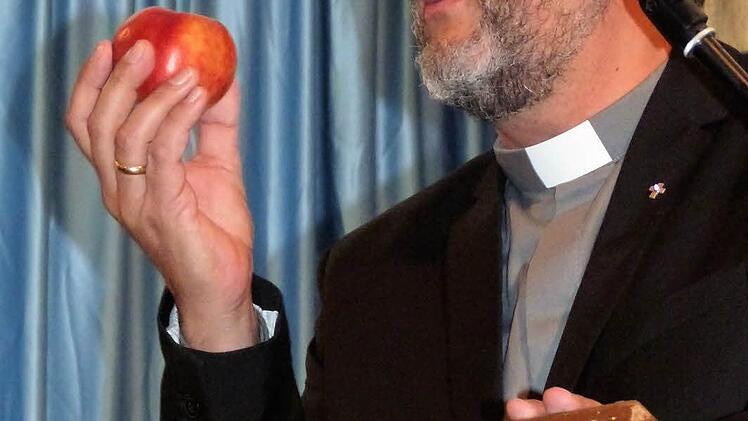 Dekan Thomas Kretschmann: Der Apfel ist f&uuml;r ihn zugleich auch ein Zeichen f&uuml;r das Wunder des Lebens. Foto: Werner Rei&szlig;aus