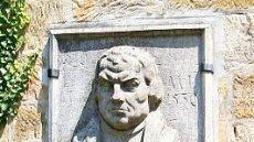 Im Jahr 1930 wurde dieses Relief des grimmig blickenden Reformators am Treppenturm der Steinernen Kemenate auf der Veste angebracht. Fotos: Jochen Berger