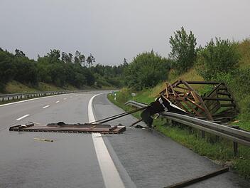 Eine Wanderhütte an der A73 im Gemeindebereich Meeder (Landkreis Coburg) wurde weggerissen und auf die Autobahn geschleudert. Foto: Polizei Coburg