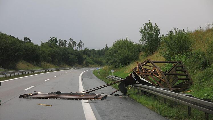 Eine Wanderhütte an der A73 im Gemeindebereich Meeder (Landkreis Coburg) wurde weggerissen und auf die Autobahn geschleudert. Foto: Polizei Coburg