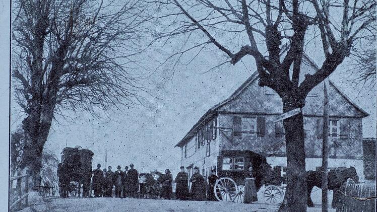 Bis nach Krumme Fohre trieb es Paulus Popp, um sein Falschgeld zu waschen. Dort prellte er die Wirtin Weihermüller. Das Bild zeigt das Wirtshaus an der Abzweigung nach Döllnitz.  Repro: Helmut Geiger