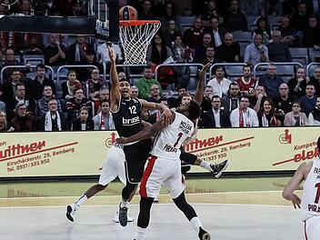 Maodo Lo, hier beim Korbleger gegen Jamel McLean, spielte unter Luca Banchi wieder mit viel Selbstvertrauen und war mit 16 Punkten zweitbester Bamberger Werfer hinter Dorell Wright (23).  Foto: Daniel Löb