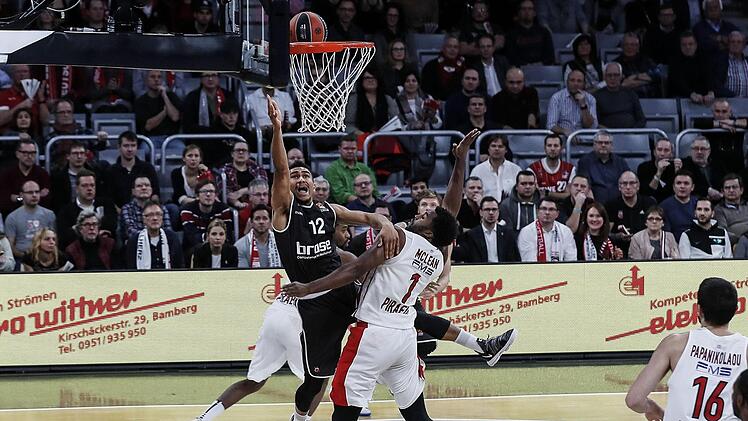 Maodo Lo, hier beim Korbleger gegen Jamel McLean, spielte unter Luca Banchi wieder mit viel Selbstvertrauen und war mit 16 Punkten zweitbester Bamberger Werfer hinter Dorell Wright (23).  Foto: Daniel Löb