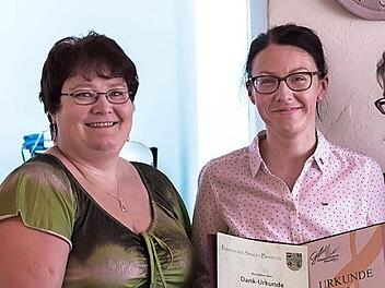 Julia Zenk wird von Claudia Fabry, ausgezeichnet.  Foto: Mathias Erlwein