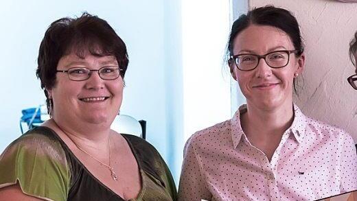 Julia Zenk wird von Claudia Fabry, ausgezeichnet.  Foto: Mathias Erlwein