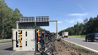 Reifen platzt: Lkw durchbricht auf A73 bei Bamberg Mittelleitplanke