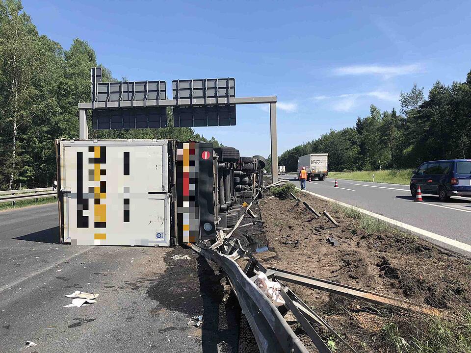 Reifen platzt: Lkw durchbricht auf A73 bei Bamberg Mittelleitplanke