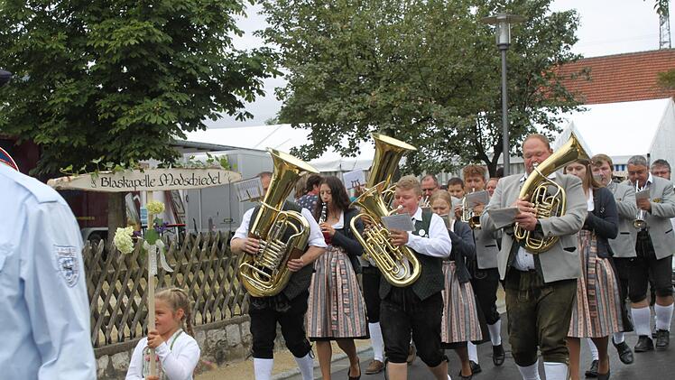 Der Umzug in Tiefenpölz Foto: Carmen Schwind