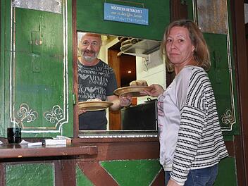 Nach 18 Jahren machen Andreas Woithe und Alexandra Seitz Schluss auf dem Rappen-Keller, dessen Zukunft ungeklärt ist. Für die Wirtsleute geht es in Bammersdorf weiter. Fotos: Leo Hühnlein
