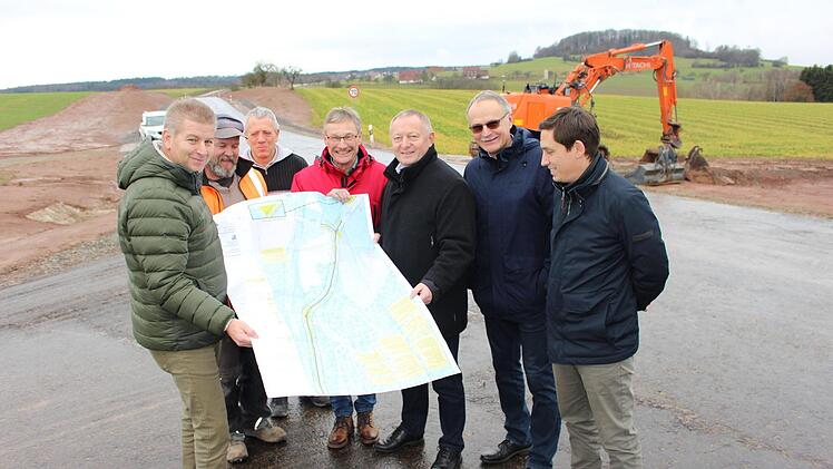Steffen Kiesel, Norbert Zink, Helmut Nies, Wilhelm Friedrichs, Thomas Bold, Roland Limpert und Sebastian Hobler (v.l.) begutachten die neue Straße KG 30. Julia Raab