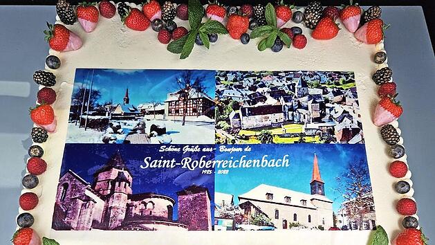 Mit dem Bild „Saint-Roberreichenbach“ auf der Torte gedachte man des vor zwei Jahren verstorbenen Bürgermeisters Philippe Hampikian, der diese Karte für das Treffen 2022 kreiert hatte.