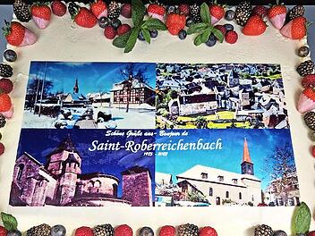 Mit dem Bild &bdquo;Saint-Roberreichenbach&ldquo; auf der Torte gedachte man des vor zwei Jahren verstorbenen B&uuml;rgermeisters Philippe Hampikian, der diese Karte f&uuml;r das Treffen 2022 kreiert hatte.
