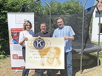 Die Bamberger „Kiwanier“ Simone Neff und Josef Hepp bei der Übergabe des Trampolins an den Leiter der heilpädagogischen Einrichtung, Wolfgang Gremer (Bildmitte).