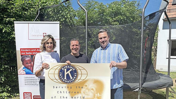 Die Bamberger „Kiwanier“ Simone Neff und Josef Hepp bei der Übergabe des Trampolins an den Leiter der heilpädagogischen Einrichtung, Wolfgang Gremer (Bildmitte).