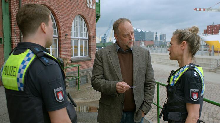 Spediteur Dieter Laube (Smudo, Mitte) soll Franzi (Rhea Harder-Vennewald, rechts) und Nick (Ra&uacute;l Richter, links) dabei helfen, mehr &uuml;ber den Fahrer Dennis zu erfahren.