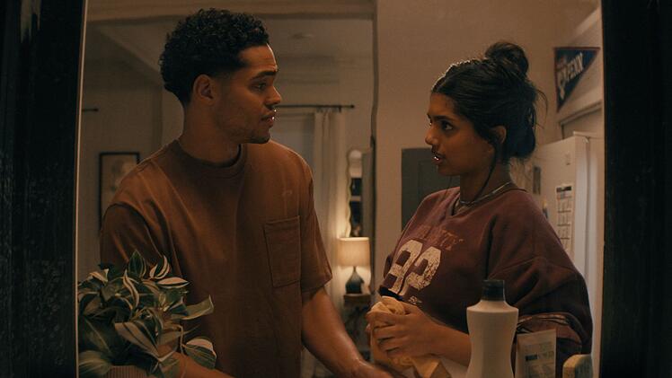 Abby (Avantika Vandanapu) und Kel (Nicholas Duvernay) wohnen in zwei unterschiedlichen WGs im angesagten New Yorker District Murray Hill und versuchen in ihren Jobs Fu&szlig; zu fassen: Kel als Schauspieler, Abby als Stylistin f&uuml;r Promis.