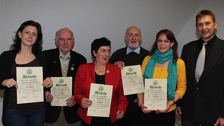 Alexander Zöller (r.) gratulierte: (v. l.) Katharina Schuchardt, Rudolf Winter, Gabriela Degen, Walter Vogt und Sandra Schüll.