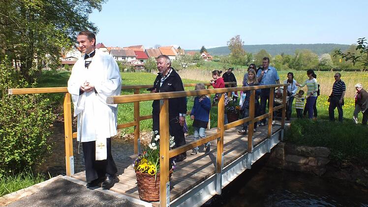 Die siebte Brücke ist eingeweiht. Fotos: Björn Hein
