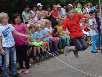 Zu einer besonderen Attraktion wurde das Seilspringen, bei dem die Schüler wie Federn durch die Luft sprangen. Foto: K.-H. Hofmann