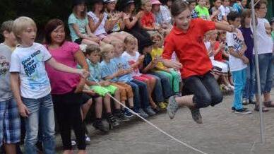 Zu einer besonderen Attraktion wurde das Seilspringen, bei dem die Schüler wie Federn durch die Luft sprangen. Foto: K.-H. Hofmann