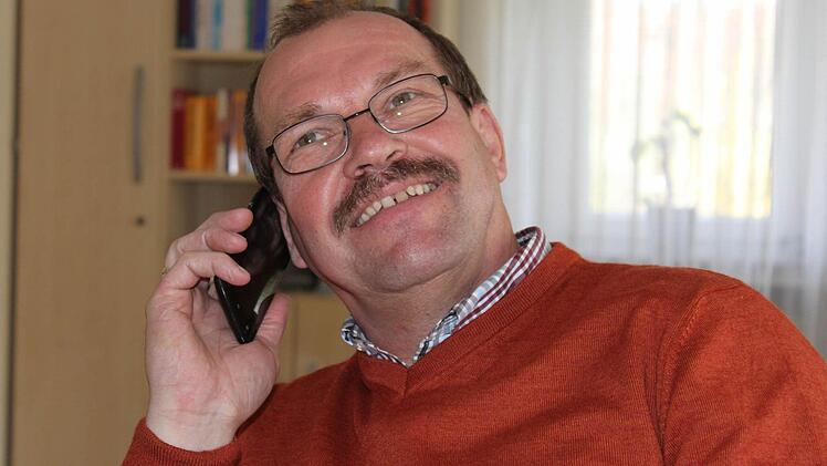 Diakon Bernhard Trunk hält große Stücke auf sein htc one (Nummer 2).