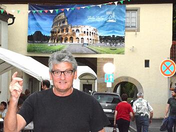 Banner wiesen darauf hin, dass in Hofheim eine italienische Nacht stattfindet.