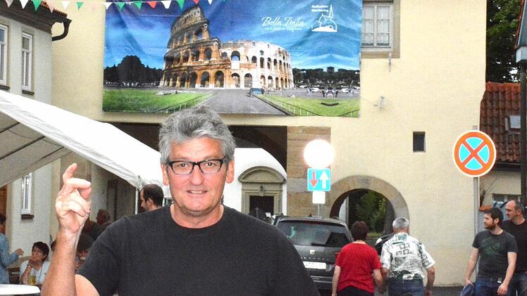 Banner wiesen darauf hin, dass in Hofheim eine italienische Nacht stattfindet.