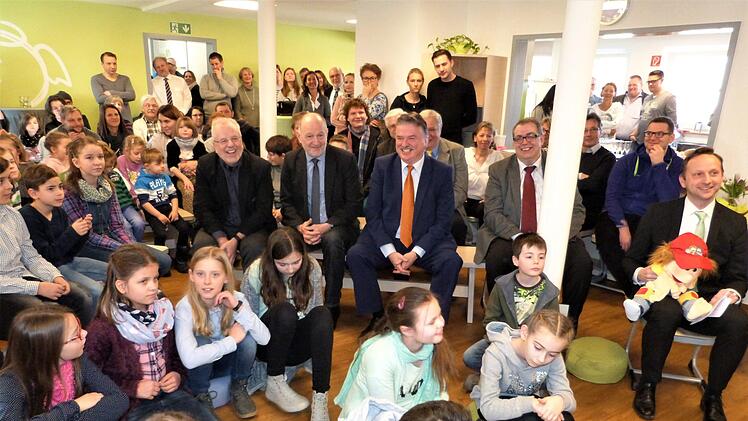 Die Freude über das  gelungene Werk war bei Hortkindern und Gästen groß.