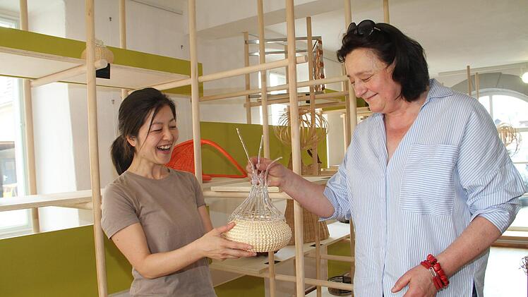 Fachlehrerin Elisabeth Dicker (rechts) und ihre Schülerin Megumi Higuchi Fotos: Gerda Völk