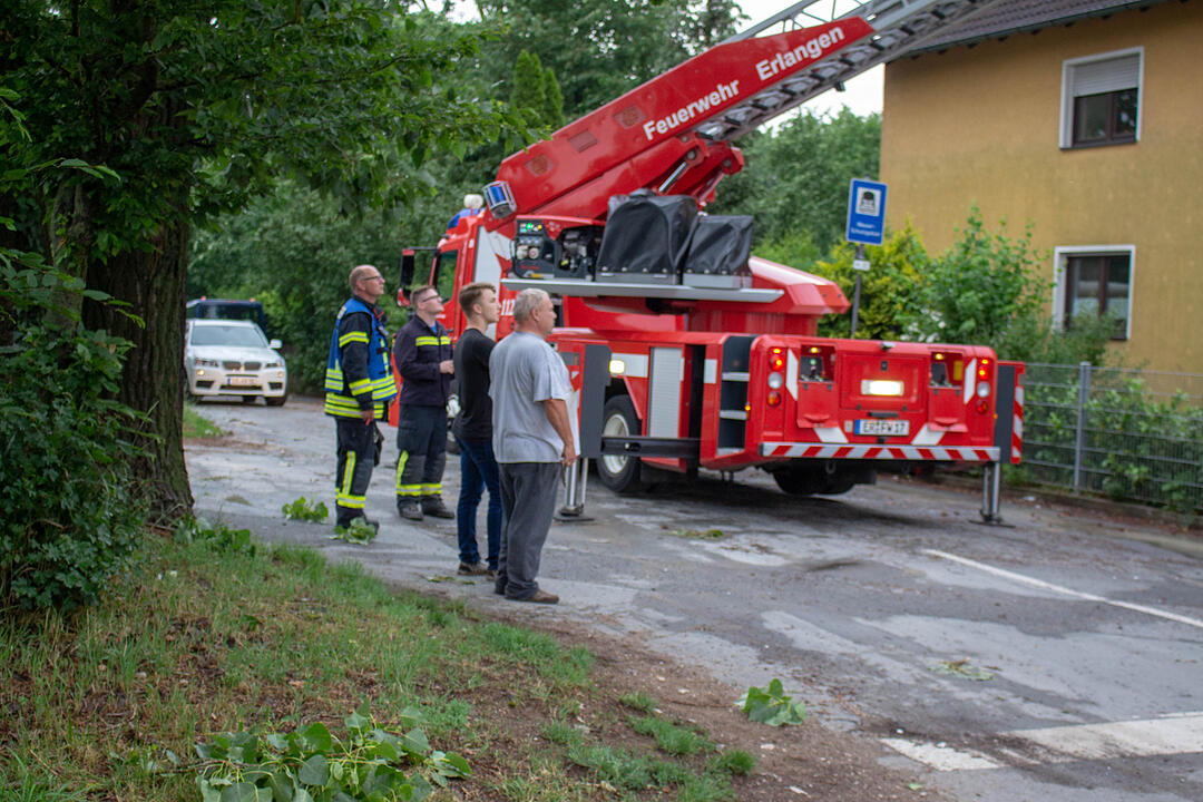 Zentimeterdicke Hagelkörner und Starkregen: Unwetter hat Franken im Griff