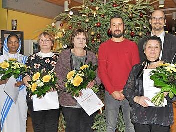 Einrichtungsleiter Martin Pühl (hinten von rechts) und Betriebsratsvorsitzender Daniel Dorsch bedankten sich bei (von links) Schwester Urmila, Adelinde Höfer, Monika Kellner und Eva Weinmann für die jahrzehntelange Treue zum Burgkunstadter Kathi-Baur-Altenwohn- und Pflegeheim. Foto: Ingrid Kohles