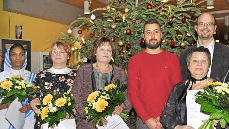 Einrichtungsleiter Martin Pühl (hinten von rechts) und Betriebsratsvorsitzender Daniel Dorsch bedankten sich bei (von links) Schwester Urmila, Adelinde Höfer, Monika Kellner und Eva Weinmann für die jahrzehntelange Treue zum Burgkunstadter Kathi-Baur-Altenwohn- und Pflegeheim. Foto: Ingrid Kohles