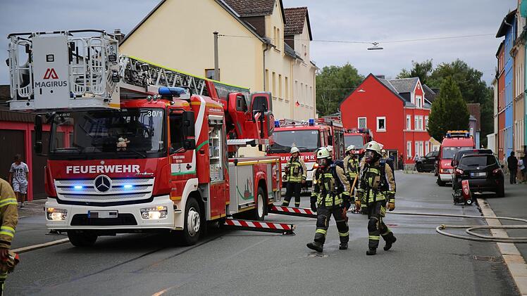 In der Folge eines Brandes in einem Anbau eines Mehrfamilienhauses in Rehau (Oberfranken) wurden insgesamt drei Wohnhäuser beschädigt und ein Mensch verletzt. Foto: News5/Fricke