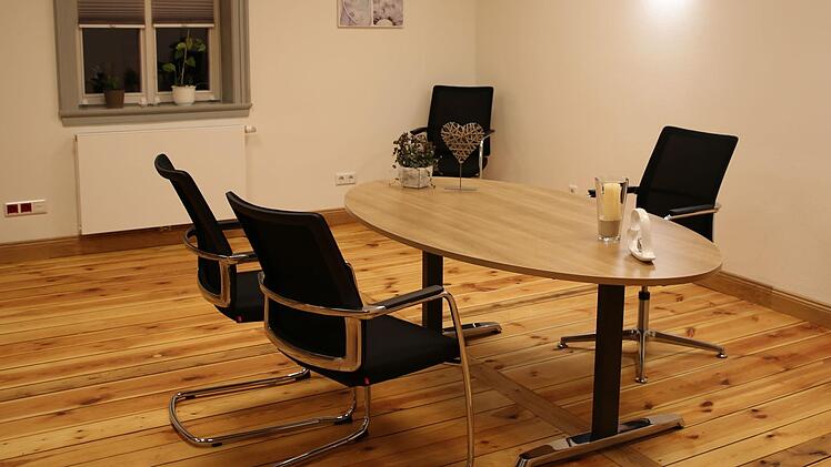 Schlicht und dennoch schmuck präsentiert sich das neue Trauzimmer.Bettina Knauth