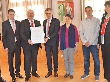 Urkundenübergabe an Bürgermeister Egon Herrmann über Stiftergemeinschaft und Gründung der Bürgerstiftung "Unser Weißenbrunn". Von links Andreas Schöer, Steffen Potstada, Egon Herrmann, Harry Weiß, Petra Marx, Markus Wachter, Christine Biesenecker.  Foto: K.- H. Hofmann