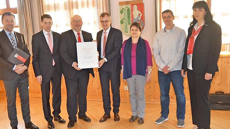 Urkundenübergabe an Bürgermeister Egon Herrmann über Stiftergemeinschaft und Gründung der Bürgerstiftung "Unser Weißenbrunn". Von links Andreas Schöer, Steffen Potstada, Egon Herrmann, Harry Weiß, Petra Marx, Markus Wachter, Christine Biesenecker.  Foto: K.- H. Hofmann