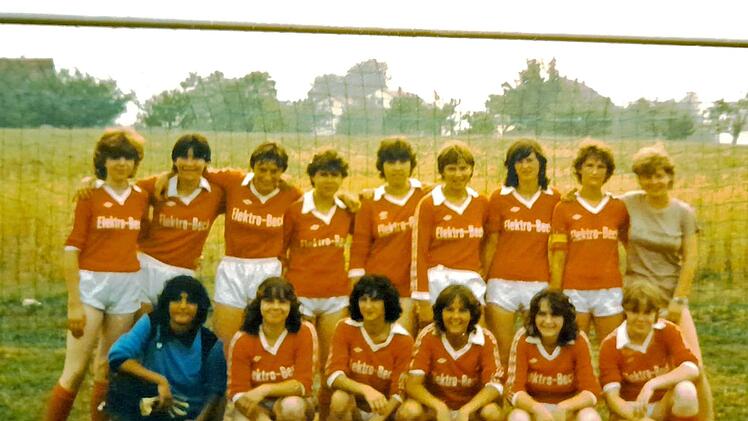 Unser Bild zeigt das Gründungsteam der DJK Schondra aus dem Jahr 1980 mit (vorne, von links) Mona Behi, Erika Beck, Elisabeth Knüttel, Cordula Helfrich,  Edith Kühnlein und Brigitte Wiesner sowie (hinten, von links) Gaby Büchner, Sonja Römmelt, Ilona Schneider, Helga Titzmann, Gerlinde Babatz, Elisabeth Rubi, Siglinde Leitsch, Magdalena Schmitt und Elisabeth Vogler. Foto: DJK Schondra Privatarchiv