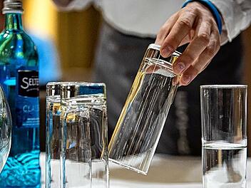 Wenn das Glas eher halb leer als halb voll ist: Ein Großteil der Beschäftigten in Restaurants, Cafés und Hotels arbeitet zu Niedriglöhne und hat wegen Corona schlechte Job-Perspektiven, kritisiert die Gewerkschaft Nahrung-Genuss-Gaststätten.
