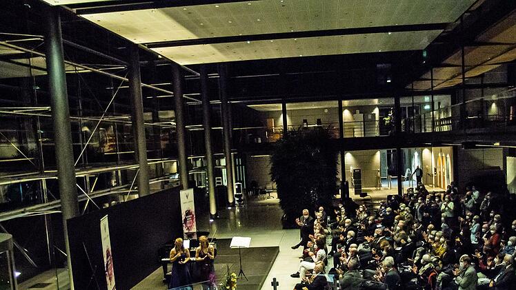 Reichlich Applaus verdienten sich die Schwestern Magdalena und MAriella Haubs (von links) bei ihrem Auftritt beim Coburger "Verein".Foto: Jochen Berger