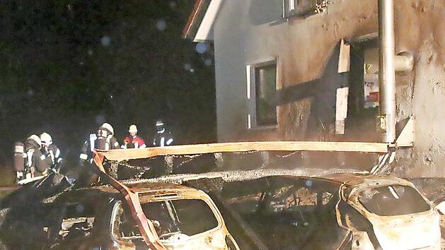 Das Carport mit den zwei Autos wurde durch das Feuer zerstört.