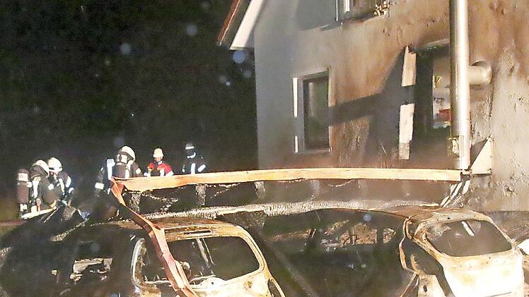 Das Carport mit den zwei Autos wurde durch das Feuer zerstört.
