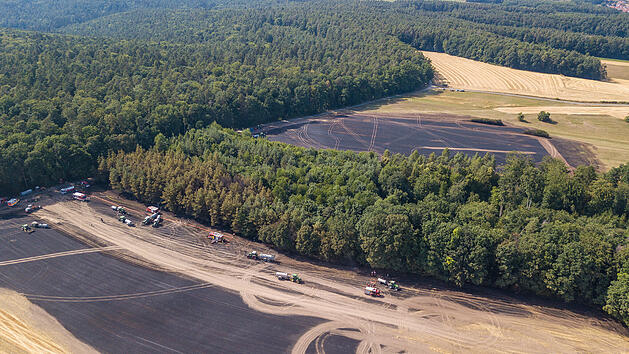 Feldbrand breitet sich zu Waldbrand aus