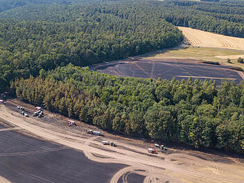 Feldbrand breitet sich zu Waldbrand aus